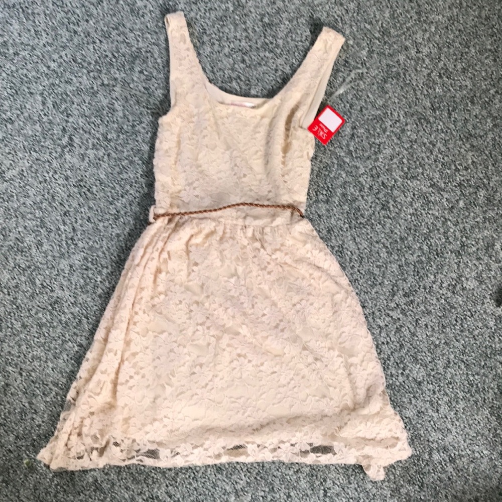 NWT white lace dress w belt
